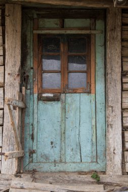 Hırvatistan, 20 Nisan 2022: Kırsal duvardaki eski ahşap kırsal kapılar.