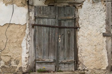 Hırvatistan, 20 Nisan 2022: Kırsal duvardaki eski ahşap kırsal kapılar.