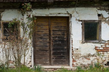 Hırvatistan, 20 Nisan 2022: Kırsal duvardaki eski ahşap kırsal kapılar.