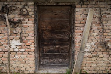 Hırvatistan, 20 Nisan 2022: Kırsal duvardaki eski ahşap kırsal kapılar.