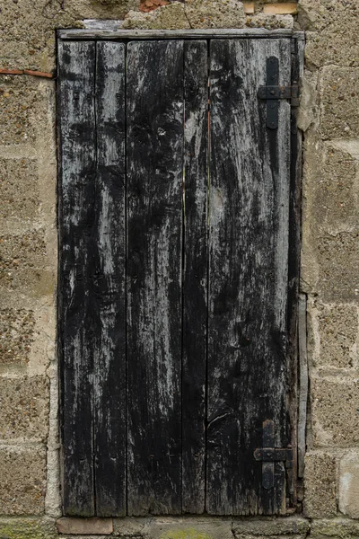 Hırvatistan, 20 Nisan 2022: Kırsal duvardaki eski ahşap kırsal kapılar.