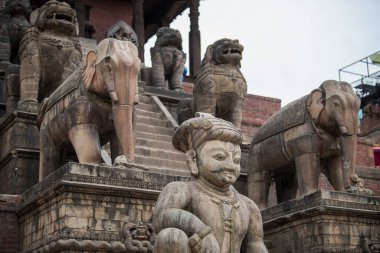 Katmandu, Nepal - 20 Nisan 2022: Patan Durbar Meydanı Lalitpur şehrinin merkezinde yer almaktadır. Patan, bilinen en eski Budist şehridir.. 