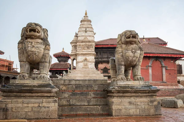 Katmandu, Nepal - 20 Nisan 2022: Patan Durbar Meydanı Lalitpur şehrinin merkezinde yer almaktadır. Patan, bilinen en eski Budist şehridir.. 
