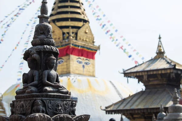 Katmandu, Nepal - 20 Nisan 2022: Budist Swayambhunath Tapınağı (maymun tapınağı) UNESCO Dünya Mirası Alanı.