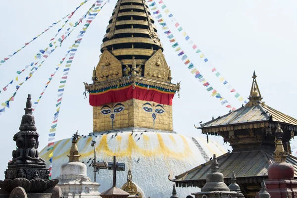 Katmandu, Nepal - 20 Nisan 2022: Budist Swayambhunath Tapınağı (maymun tapınağı) UNESCO Dünya Mirası Alanı.