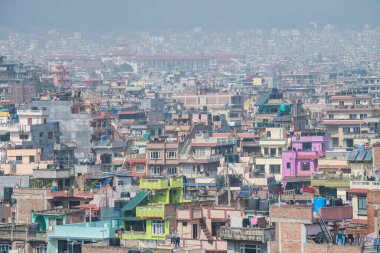 Katmandu, Nepal - 20 Nisan 2022: Katmandu şehrinin Swayambhunath stupasından panoramik üst görünümü.