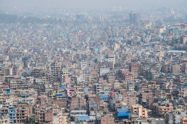 Katmandu, Nepal - 20 Nisan 2022: Katmandu şehrinin Swayambhunath stupasından panoramik üst görünümü.
