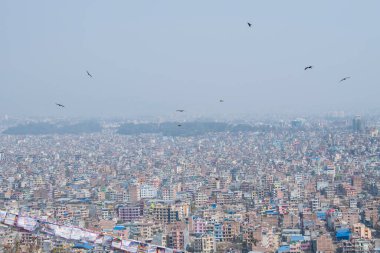 Katmandu, Nepal - 20 Nisan 2022: Katmandu şehrinin Swayambhunath stupasından panoramik üst görünümü.