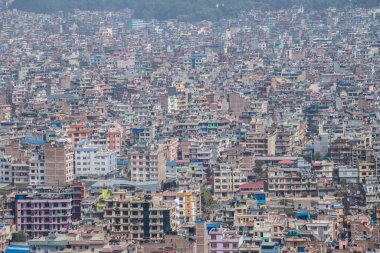 Katmandu, Nepal - 20 Nisan 2022: Katmandu şehrinin Swayambhunath stupasından panoramik üst görünümü.