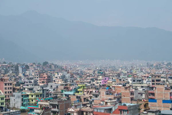 Katmandu, Nepal - 20 Nisan 2022: Katmandu şehrinin Swayambhunath stupasından panoramik üst görünümü.