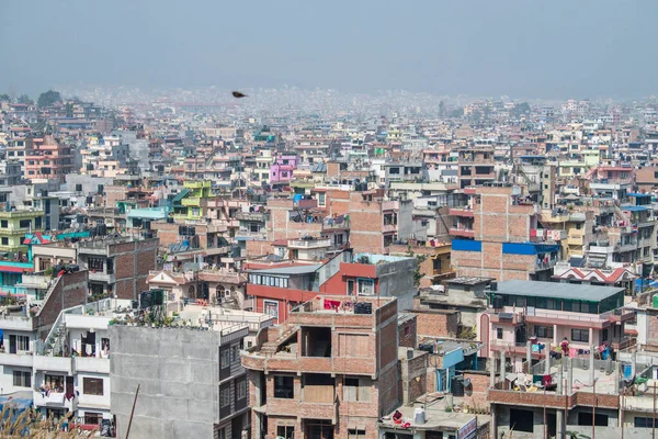 Katmandu, Nepal - 20 Nisan 2022: Katmandu şehrinin Swayambhunath stupasından panoramik üst görünümü.