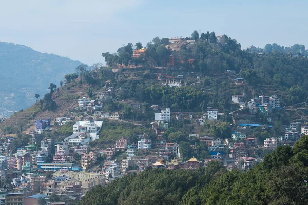 Katmandu, Nepal - 20 Nisan 2022: Katmandu şehrinin Swayambhunath stupasından panoramik üst görünümü.