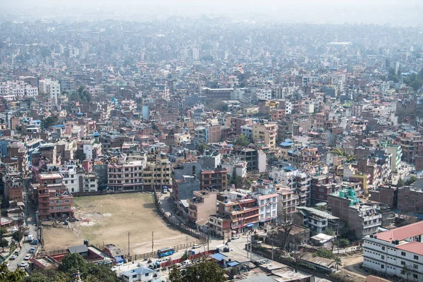 Katmandu, Nepal - 20 Nisan 2022: Katmandu şehrinin Swayambhunath stupasından panoramik üst görünümü.
