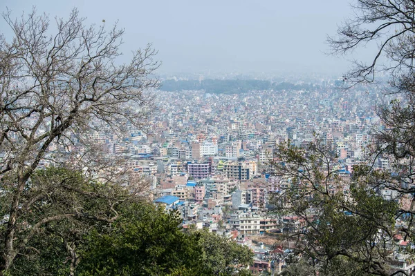 Katmandu, Nepal - 20 Nisan 2022: Katmandu şehrinin Swayambhunath stupasından panoramik üst görünümü.