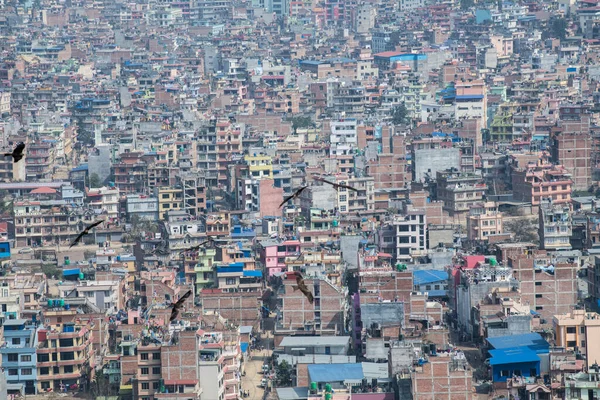Katmandu, Nepal - 20 Nisan 2022: Katmandu şehrinin Swayambhunath stupasından panoramik üst görünümü.