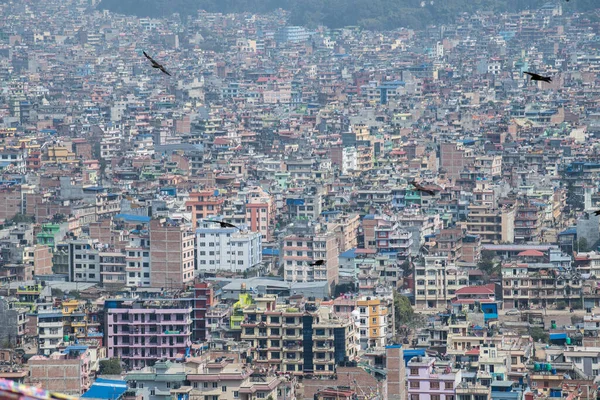 Katmandu, Nepal - 20 Nisan 2022: Katmandu şehrinin Swayambhunath stupasından panoramik üst görünümü.