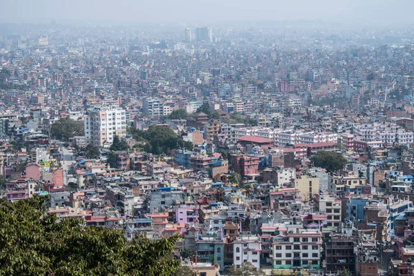 Katmandu, Nepal - 20 Nisan 2022: Katmandu şehrinin Swayambhunath stupasından panoramik üst görünümü.