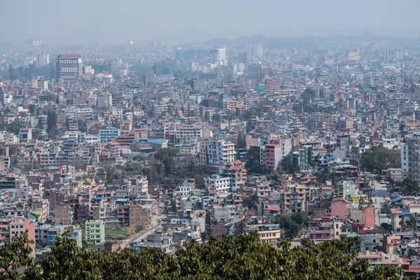 Katmandu, Nepal - 20 Nisan 2022: Katmandu şehrinin Swayambhunath stupasından panoramik üst görünümü.