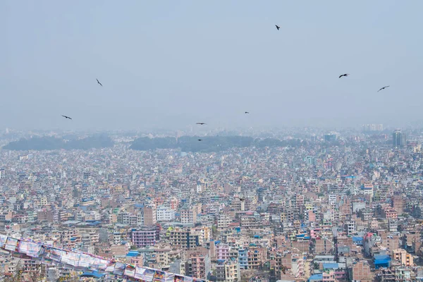 Katmandu, Nepal - 20 Nisan 2022: Katmandu şehrinin Swayambhunath stupasından panoramik üst görünümü.