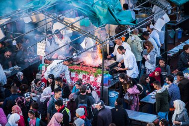 Marakeş, Fas - 28 Şubat 2020: Marakeş 'in antik Medine bölgesinde tipik bir cadde. Fotoğraf, çeşitli faaliyetlerde bulunan yerel insanları içeriyor.