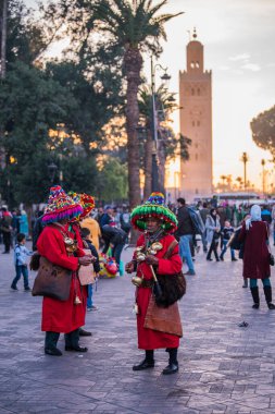 Marakeş, Fas - 28 Şubat 2020: Marakeş 'in antik Medine bölgesinde tipik bir cadde. Fotoğraf, çeşitli faaliyetlerde bulunan yerel insanları içeriyor.