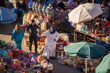 Marakeş, Fas - 28 Şubat 2020: Marakeş 'in antik Medine bölgesinde tipik bir cadde. Fotoğraf, çeşitli faaliyetlerde bulunan yerel insanları içeriyor.