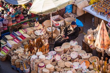Marakeş, Fas - 28 Şubat 2020: Marakeş 'in antik Medine bölgesinde tipik bir cadde. Fotoğraf, çeşitli faaliyetlerde bulunan yerel insanları içeriyor.