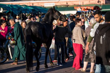 Marakeş, Fas - 28 Şubat 2020: Marakeş 'in antik Medine bölgesinde tipik bir cadde. Fotoğraf, çeşitli faaliyetlerde bulunan yerel insanları içeriyor.