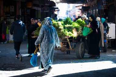 Marakeş, Fas - 28 Şubat 2020: Marakeş 'in antik Medine bölgesinde tipik bir cadde. Fotoğraf, çeşitli faaliyetlerde bulunan yerel insanları içeriyor.