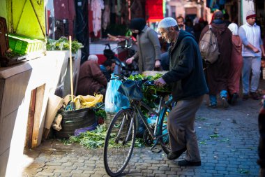 Marakeş, Fas - 28 Şubat 2020: Marakeş 'in antik Medine bölgesinde tipik bir cadde. Fotoğraf, çeşitli faaliyetlerde bulunan yerel insanları içeriyor.