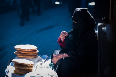 Marakeş, Fas - 28 Şubat 2020: Marakeş 'in antik Medine bölgesinde tipik bir cadde. Fotoğraf, çeşitli faaliyetlerde bulunan yerel insanları içeriyor.