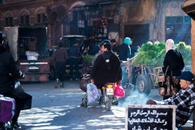 Marakeş, Fas - 28 Şubat 2020: Marakeş 'in antik Medine bölgesinde tipik bir cadde. Fotoğraf, çeşitli faaliyetlerde bulunan yerel insanları içeriyor.