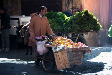 Marakeş, Fas - 28 Şubat 2020: Marakeş 'in antik Medine bölgesinde tipik bir cadde. Fotoğraf, çeşitli faaliyetlerde bulunan yerel insanları içeriyor.