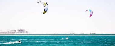 Katar 'da Ulusal Spor Günü münasebetiyle, Doha, Katar-14 Şubat 2016 yapay bir ada olan İnci' nin sularında Kiteboard.