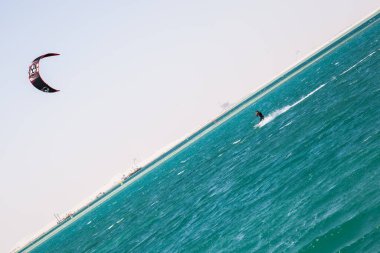 Katar 'da Ulusal Spor Günü münasebetiyle, Doha, Katar-14 Şubat 2016 yapay bir ada olan İnci' nin sularında Kiteboard.