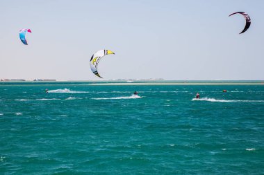 Katar 'da Ulusal Spor Günü münasebetiyle, Doha, Katar-14 Şubat 2016 yapay bir ada olan İnci' nin sularında Kiteboard.