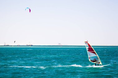 Katar 'da Ulusal Spor Günü münasebetiyle, Doha, Katar-14 Şubat 2016 yapay bir ada olan İnci' nin sularında Kiteboard.