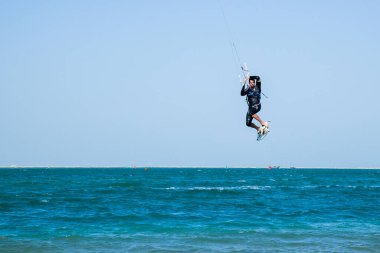 Katar 'da Ulusal Spor Günü münasebetiyle, Doha, Katar-14 Şubat 2016 yapay bir ada olan İnci' nin sularında Kiteboard.