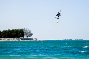 Katar 'da Ulusal Spor Günü münasebetiyle, Doha, Katar-14 Şubat 2016 yapay bir ada olan İnci' nin sularında Kiteboard.