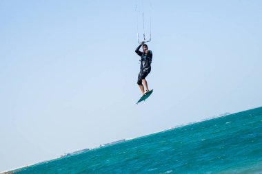 Katar 'da Ulusal Spor Günü münasebetiyle, Doha, Katar-14 Şubat 2016 yapay bir ada olan İnci' nin sularında Kiteboard.