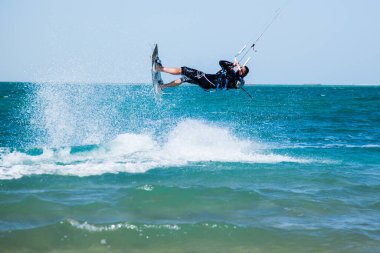 Katar 'da Ulusal Spor Günü münasebetiyle, Doha, Katar-14 Şubat 2016 yapay bir ada olan İnci' nin sularında Kiteboard.
