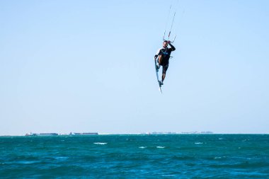 Katar 'da Ulusal Spor Günü münasebetiyle, Doha, Katar-14 Şubat 2016 yapay bir ada olan İnci' nin sularında Kiteboard.