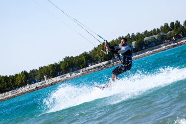 Katar 'da Ulusal Spor Günü münasebetiyle, Doha, Katar-14 Şubat 2016 yapay bir ada olan İnci' nin sularında Kiteboard.