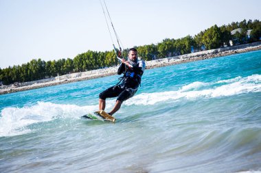 Katar 'da Ulusal Spor Günü münasebetiyle, Doha, Katar-14 Şubat 2016 yapay bir ada olan İnci' nin sularında Kiteboard.