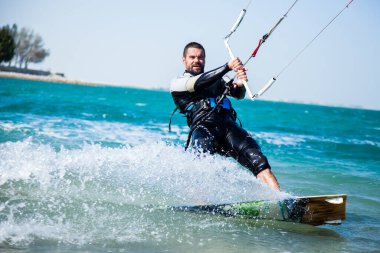 Katar 'da Ulusal Spor Günü münasebetiyle, Doha, Katar-14 Şubat 2016 yapay bir ada olan İnci' nin sularında Kiteboard.