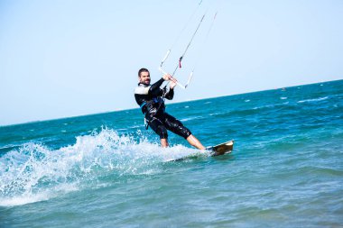 Katar 'da Ulusal Spor Günü münasebetiyle, Doha, Katar-14 Şubat 2016 yapay bir ada olan İnci' nin sularında Kiteboard.