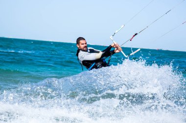 Katar 'da Ulusal Spor Günü münasebetiyle, Doha, Katar-14 Şubat 2016 yapay bir ada olan İnci' nin sularında Kiteboard.