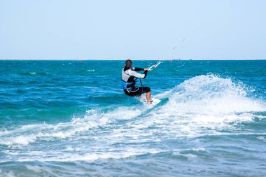 Katar 'da Ulusal Spor Günü münasebetiyle, Doha, Katar-14 Şubat 2016 yapay bir ada olan İnci' nin sularında Kiteboard.