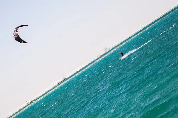 Katar 'da Ulusal Spor Günü münasebetiyle, Doha, Katar-14 Şubat 2016 yapay bir ada olan İnci' nin sularında Kiteboard.