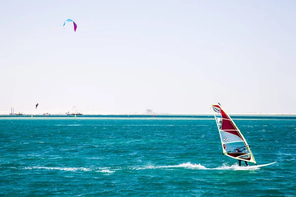 Katar 'da Ulusal Spor Günü münasebetiyle, Doha, Katar-14 Şubat 2016 yapay bir ada olan İnci' nin sularında Kiteboard.